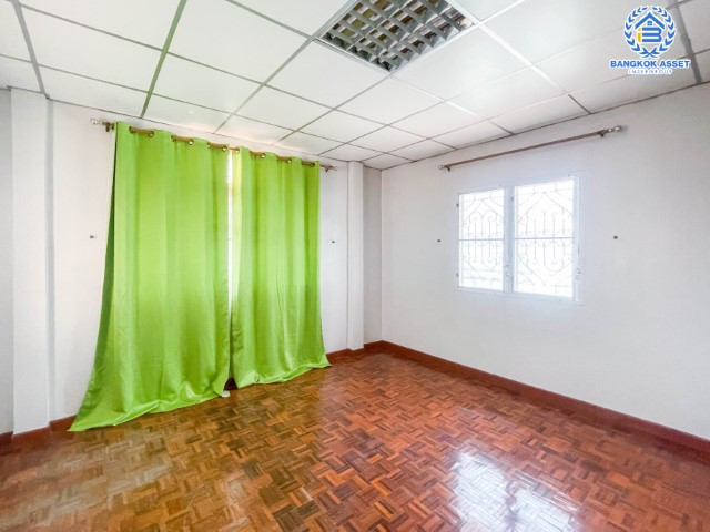 บ้านแฝดมือสอง ปทุมธานี ม.ธราดลบุรี รังสิต-นครนายก เนื้อที่กว้าง 35 ตร.ว. ฟังก์ชัน 3 ห้องนอน 2 ห้องน้ำ บ้านพร้อมเข้าอยู่ ใกล้สิ่งอำนวยความสะดวกมากมาย ในราคาสุดโดน! โครงการตั้งบนทำเลแห่งการเดินทาง เชื่อมต่อถนนรังสิต-นครนายก, ถนนกาญจนาภิเษก, ถนนเลียบด่วนลำลูกกา จองด่วน!